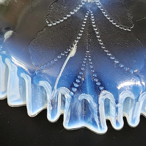 Dugan Winter Cabbage White Opalescent Ruffled Glass 3 Toed Footed Console Bowl - Picture 4 of 12